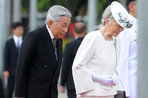Japan's Akihito visits Philippine WWII cemetery