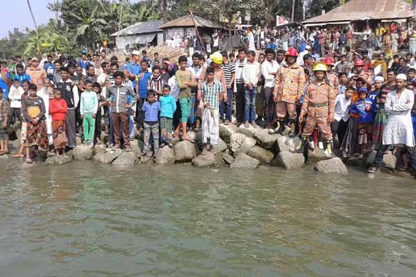 7 missing in Meghna trawler capsize