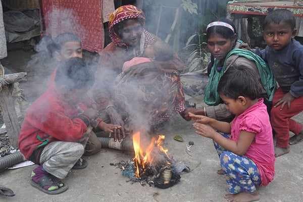 Cold wave disrupts normal life in north