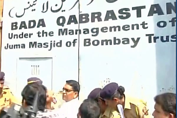 Sanjay Dutt visits his mother Nargis’ grave