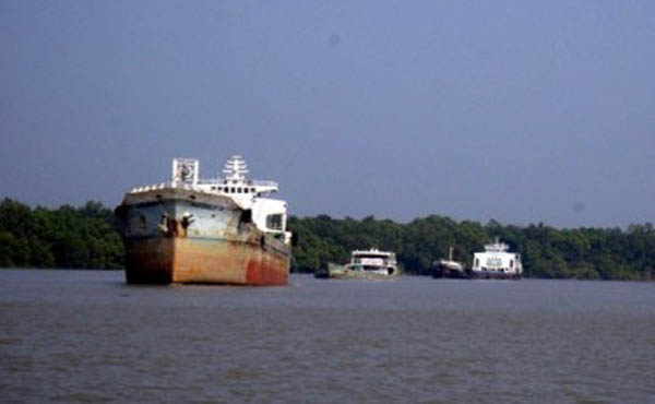 Bangladesh bans water vessels in Shela river