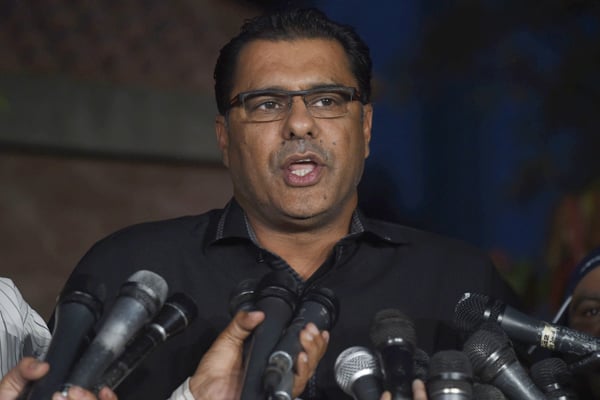 Waqar resigns, PCB appoints Sarfraz new captain