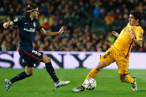 Suarez double salvages Barca against 10-man Atletico