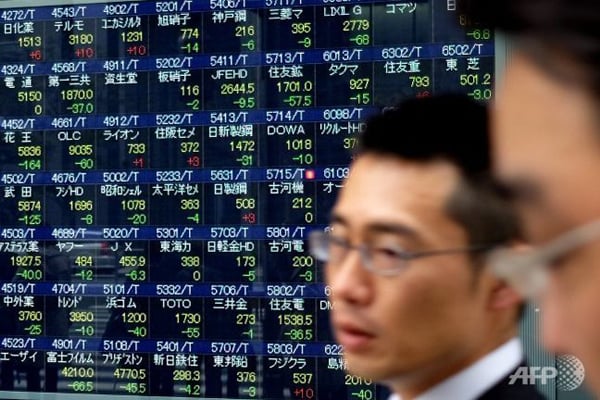 Yen dips against dollar as Tokyo warns over strength