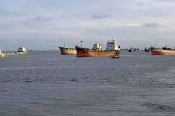 Clinker-laden lighter vessel capsizes in Bay