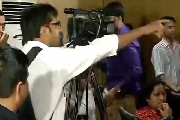 Shoes hurled at Kejriwal during press conference