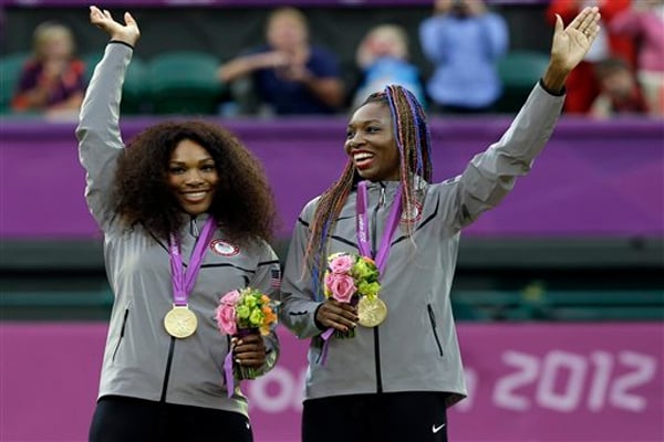 Venus Williams wins singles, loses doubles with Serena
