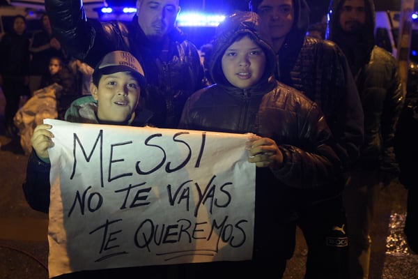 Argentine president asks Messi not to quit