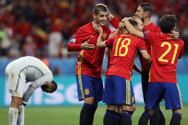 Spain cruise to last-16 with Turkey win