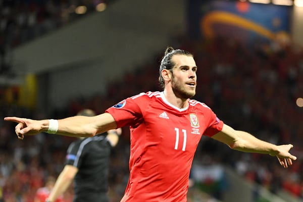 Bale's Wales outgun Russia to take top spot from England