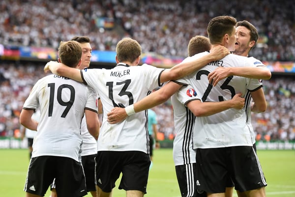 Gomez guides Germany into Euro 2016 knockouts