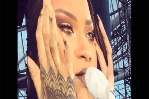 Rihanna breaks down in tears at concert