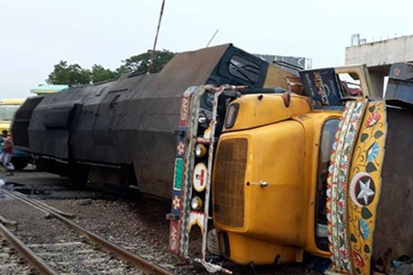 Dhaka-Ctg rail link snapped after Feni level crossing mishap