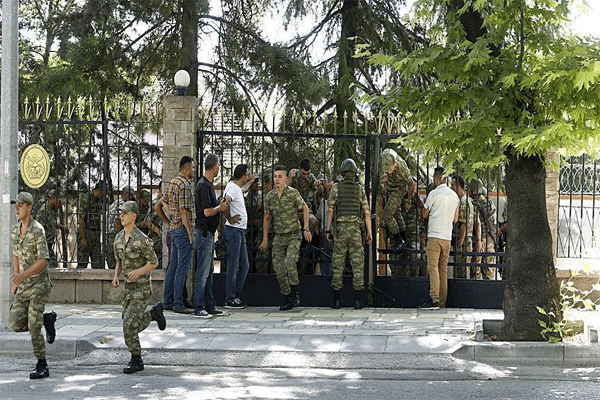 700 cops surrender to police in Ankara