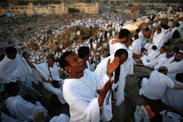 Muslim pilgrims begin hajj