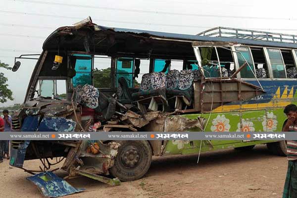 4 killed after buses collide in Munshiganj