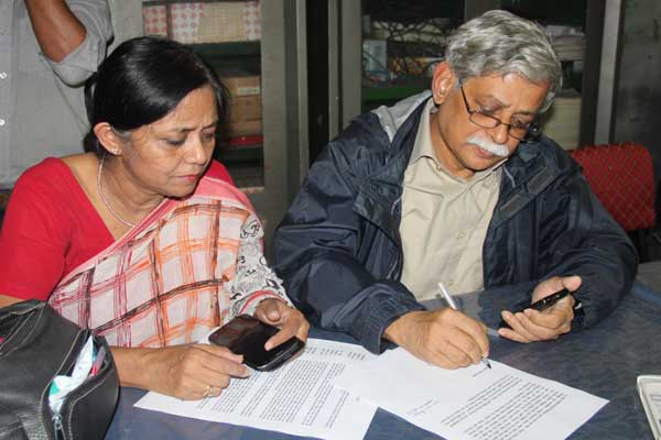Prof Zafar Iqbal, his wife receive death threat