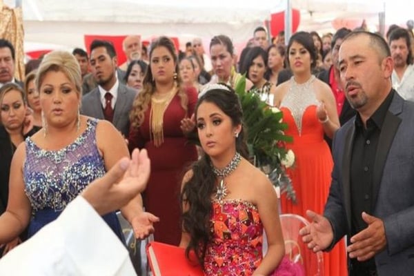 Thousands attend Mexican girl's party after viral invitation