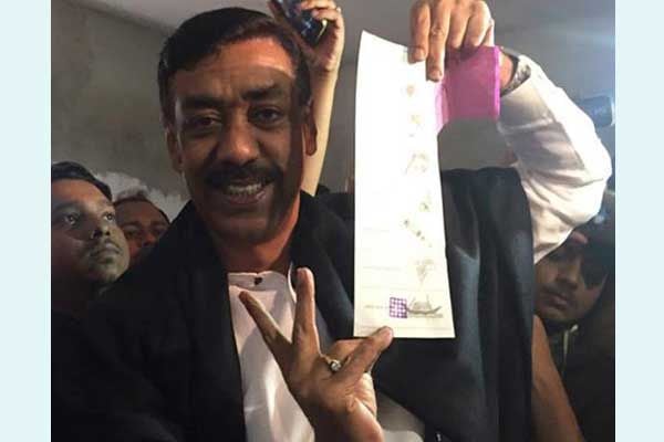 Shamim Osman casts vote openly