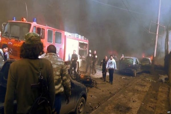 Syria conflict: Bomb kills dozens in Azaz on Turkish border