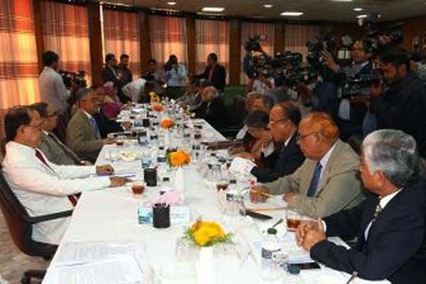 Search body meets 12 eminent citizens