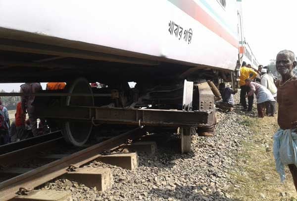 5 killed as train rams car in Gazipur