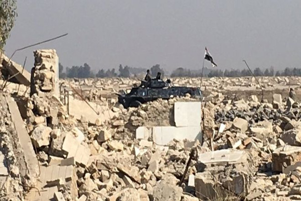 Iraqi forces battle IS for Mosul airport