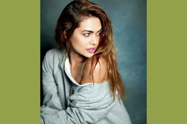 Esha Gupta bags lead role in Amitabh starrer 'Aankhen 2'