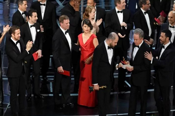 Apology issued over Oscar best picture gaffe