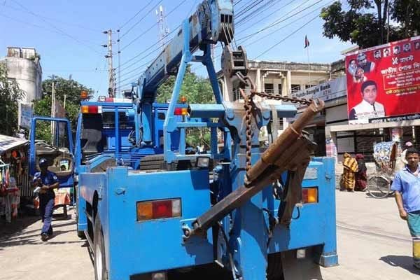 Transport workers burn police wrecker in city