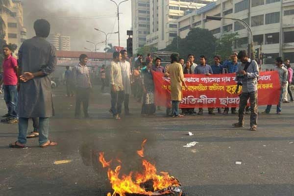 Police use water cannon on strikers protesting gas prices hike