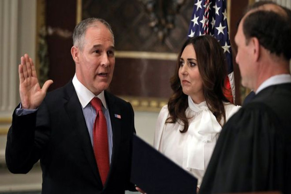 Scott Pruitt: Controversial Trump environment nominee sworn in
