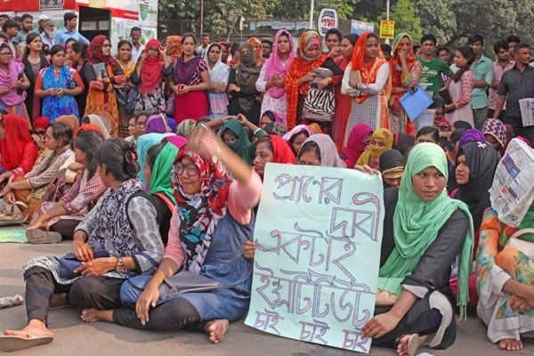 Home Economics College students stage demo blocking roads