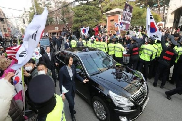 Ousted S Korean President Park Geun-hye faces prosecutors