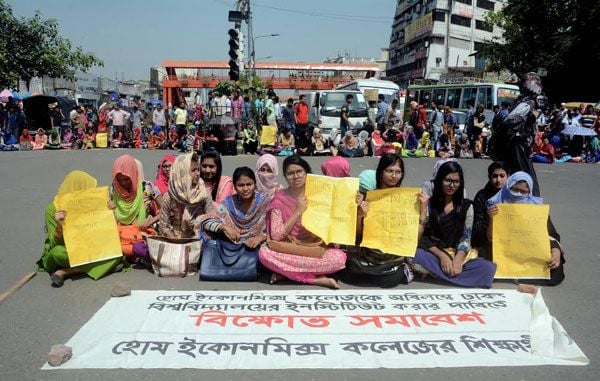 Home Economics College students block Nilkhet