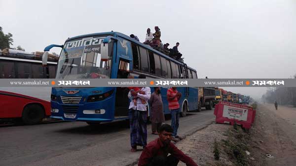 Long traffic tailback in Dhaka-Tangail highway