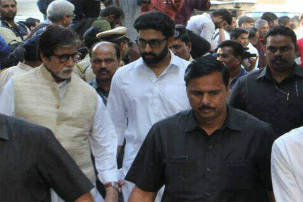 Amitabh attends Vinod Khanna's funeral