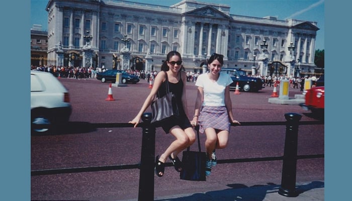 Meghan posed outside Buckingham Palace aged 15
