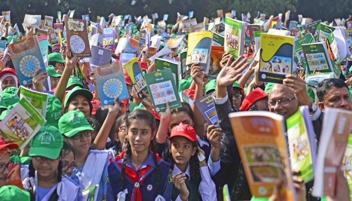 Schoolchildren celebrate Textbook Festival Day nationwide 