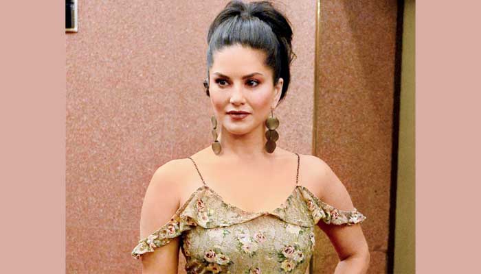 Sunny Leone will now give make-up tutorials