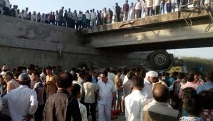 25 killed as wedding party truck overturns in India