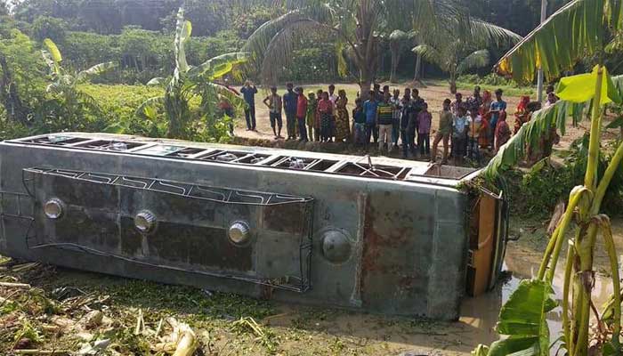 Bus plunges into ditch killing 5 in Khulna  