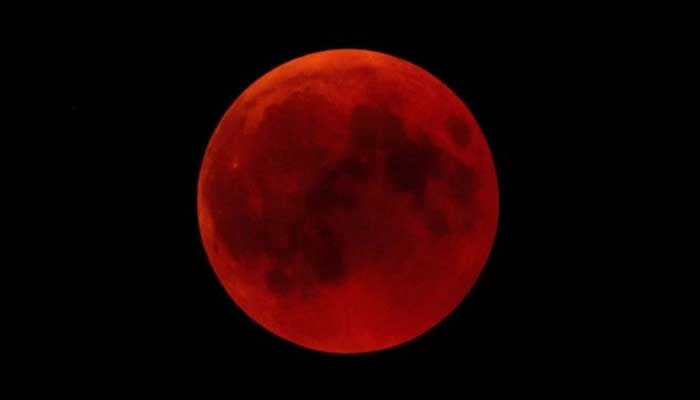 World watches century's longest blood moon