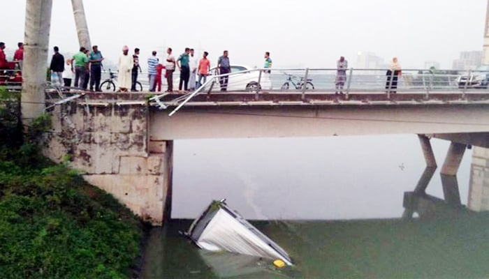 Private car plunges into Hatirjheel lake