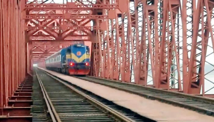 4 killed falling off train roof in Pabna