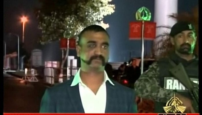 Pakistan hands back captured Indian pilot