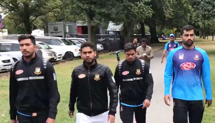 Bangladesh cricket team flees mosque shooting