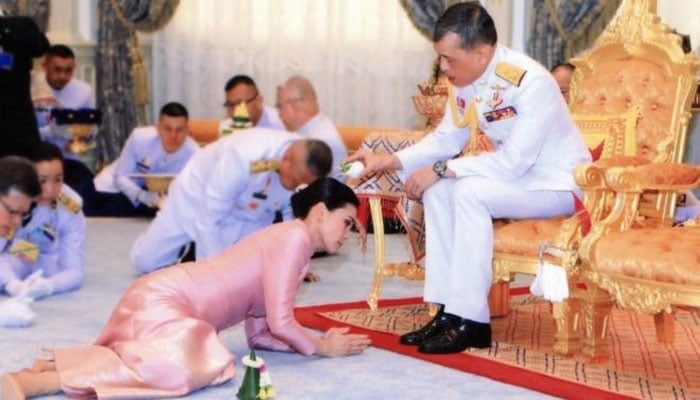 Thai king marries bodyguard making her queen