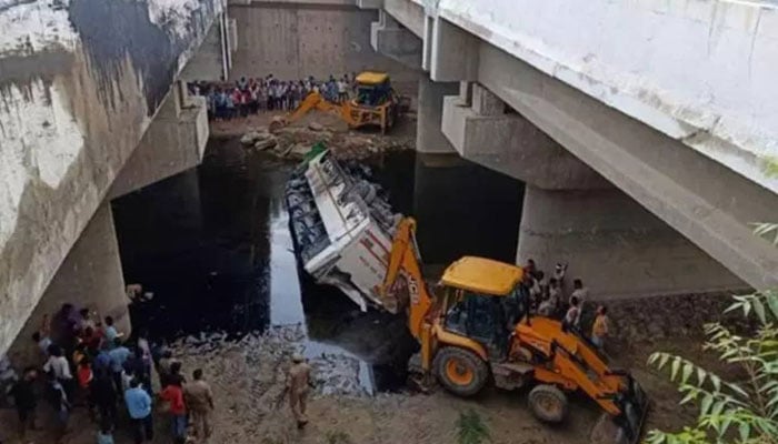 Bus crashes on highway in northern India, killing 29 people