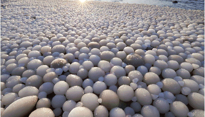 'Ice eggs' cover Finland beach
